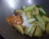 A picture of step 3 of Papaya with Pabda curry.
