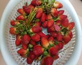 A picture of step 1 of Creamy strawberry shake.