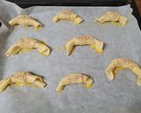 Foto del passaggio 4 della ricetta Cornetti salati di sfoglia con cotto e formaggio