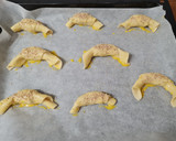 Foto del passaggio 4 della ricetta Cornetti salati di sfoglia con cotto e formaggio
