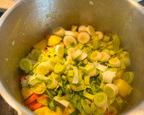 Foto del paso 2 de la receta: Salmón en su jugo y porrusalda en crema