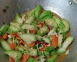 Foto langkah ke 3 dari resep Oseng Gambas & Wortel dengan Telur Orak-Arik.