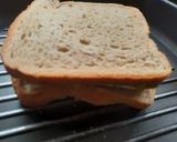 A picture of step 4 of Cheesy Green Aloo Grill Sandwich.