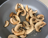 Foto del paso 1 de la receta: Salsa ligera de champiñones portobello sin nata ni mantequilla