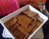A picture of step 5 of Til - jaggery chikki.