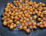 Foto del paso 2 de la receta: Garbanzos con soja, miel y jengibre en ensalada