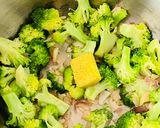A picture of step 3 of Broccoli Soup with Walnuts.