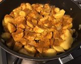 Une image de l'étape 6 de Pommes de terre à la tomate, coriandre et épices.