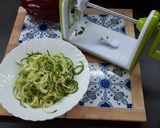 Foto del passaggio 2 della ricetta Spaghetti di zucchine con crema di peperone rosso