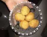 Foto langkah ke 4 dari resep Bola-bola kentang.