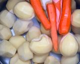 Une image de l'étape 1 de Pilons de poulet et pommes de terre au four.
