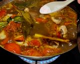 Foto langkah ke 4 dari resep Ayam Kuah Hitam Pandan Wangi🍗🥘_ (dng.Creamer).