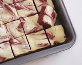 Foto langkah ke 8 dari resep Red Velvet Marble Cheesecake.