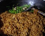Foto langkah ke 5 dari resep Bakmi Goreng Kangkung.