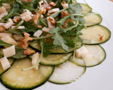 Foto del paso 3 de la receta: Carpaccio de calabacín, parmesano y rúcula con aceite de albahac