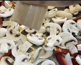Foto del paso 2 de la receta: Muslitos de pollo con champiñones