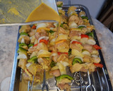 Foto del paso 3 de la receta: Brochetas de cerdo, pimiento, piña y cebolla blanca, asadas al carbón