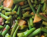 फ्रेंच बींस आलू की सब्जी(French beans aloo ki sabzi recipe in Hindi) रेसिपी चरण 4 फोटो