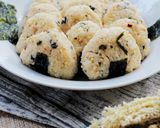 Foto langkah ke 3 dari resep Onigiri Isi Ayam.