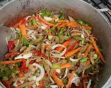 Foto del paso 4 de la receta: Salteado de cerdo y mix de vegetales crujientes