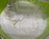 Foto del passaggio 5 della ricetta Cheesecake al basilico, limone e miele con yogurt, pinoli e morette di rovo