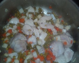 Foto del paso 3 de la receta: Menestra guisada con pollo en amarillo