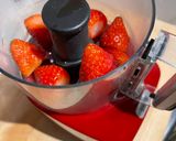 Une image de l'étape 2 de Gâteau-miroir en forme de cœur 3D, fourré à la fraise et à la mousse à la vanille.