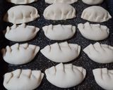 Foto del paso 5 de la receta: Empanadas de atún caseras 🐟🥟