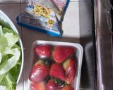 Foto del paso 1 de la receta: Ensalada de lechuga, piña y fresas