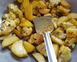गोभी आलू की सब्जी (Gobhi Aloo ki sabzi recipe in Hindi) रेसिपी चरण 1 फोटो