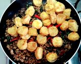 รูปขั้นตอนการทำที่ 3 ของ เต้าหู้ไข่ทอดผัดกะเพราไก่สับ / ผัดกะเพราไก่สับเต้าหู้ไข่ทอด