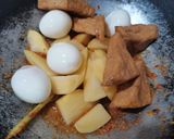 Foto langkah ke 3 dari resep Semur Telur Tahu Kentang.