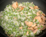 Foto del paso 6 de la receta: Risotto de salmón y guisantes acompañado de gyozas especiales