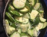 Foto del paso 2 de la receta: Zapallitos revueltos con filet de merluza