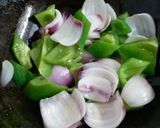 A picture of step 1 of Onion Capsicum Masala.