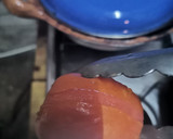 Foto del paso 2 de la receta: Bruschetta de pasta de aceitunas y crostini de tomate