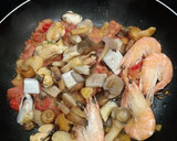 Foto del paso 4 de la receta: Espirales con setas variadas y marisco