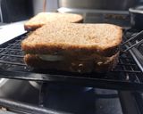 Foto del paso 6 de la receta: Cuarentena = “hacer huevo”(Sándwich tostado de huevo y cebolla en pan integral)