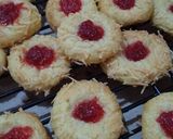 Foto langkah ke 5 dari resep Thumbprint strawbery + tips kue cantik.