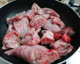 Foto del paso 1 de la receta: Guiso de conejo con patatas