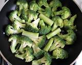 Pan-fried Broccoli with Cheesy Sauce recipe step 1 photo