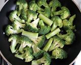 A picture of step 1 of Pan-fried Broccoli with Cheesy Sauce.