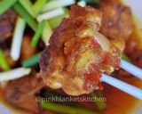 A picture of step 1 of Chicken in Red Chilli Sauce.