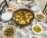 صورة لخطوة 5 من وصفة لحمه على ورق عنب مع البطاطا والبندوره