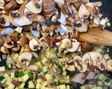 Une image de l'étape 2 de Pâtes aux champignons et courgettes, œuf poché.
