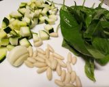 A picture of step 1 of Pasta with zucchine pesto and prawns.