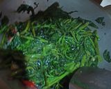 Foto langkah ke 3 dari resep Tumis Kangkung Cah Bawang Putih ala Pak Tommy.