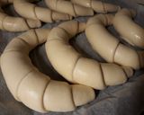 Házi tejes kifli recept fázis 3 fotója