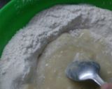 Foto del paso 1 de la receta: Medialunas con falso hojaldre fácil y económico (sin manteca)