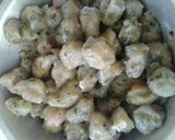 Foto langkah ke 4 dari resep Cilok Kucai Isi Sosis.